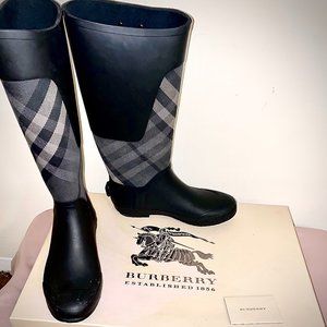 LUXURY BURBERRY BOOTS GREAT CONDITION SIZE 8.5